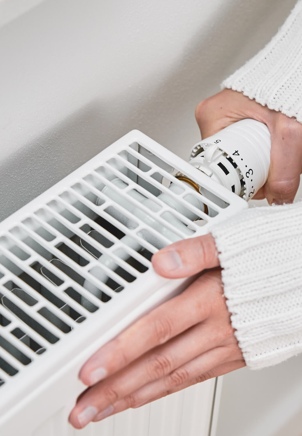 Vrouw versteld radiator centrale verwarming